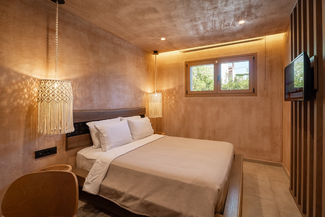 QHotel.Core.Domain.TListing